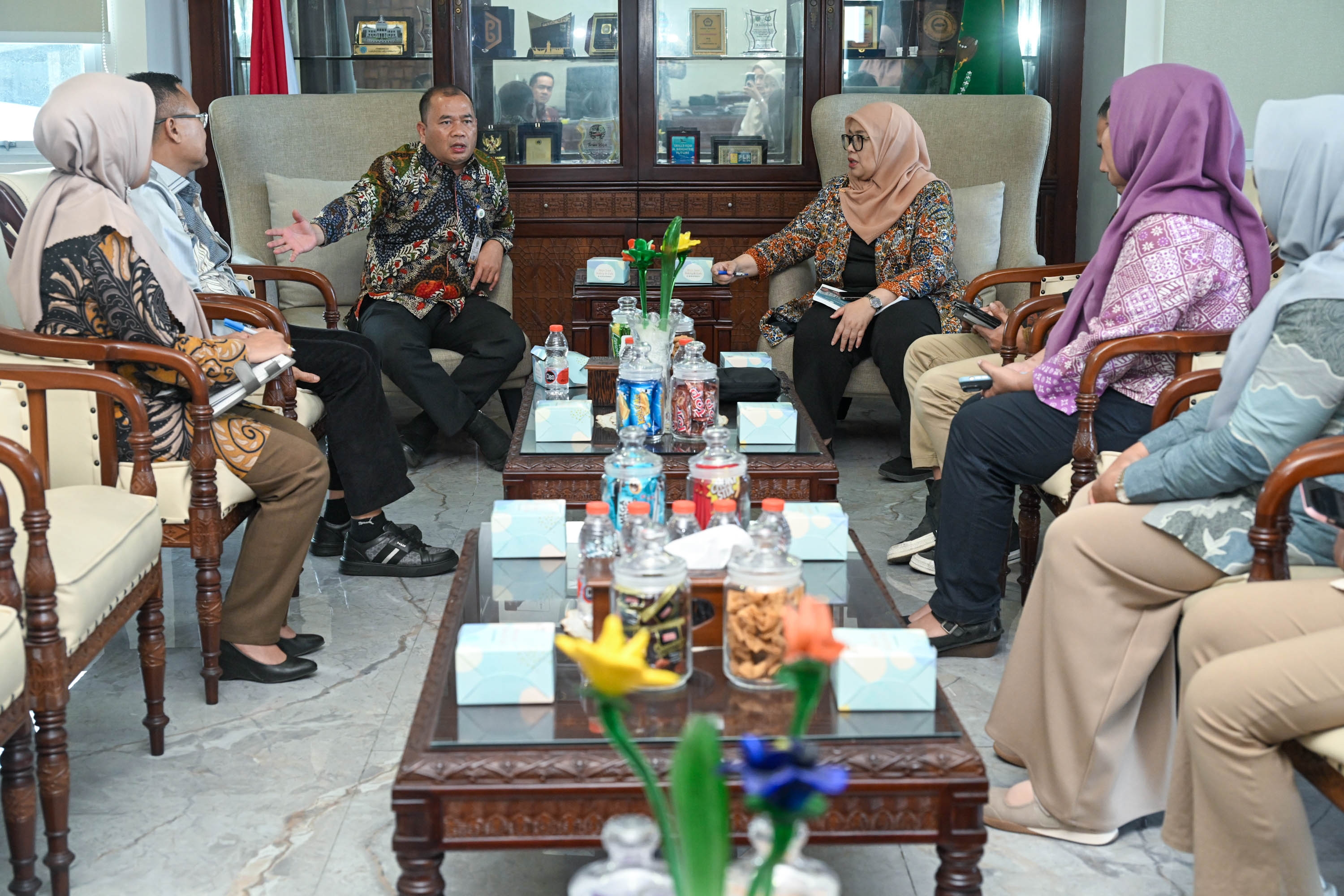 metrodeli/istimewa AUDIENSI: Pj. Sekdaprov Sumut Timur Tumanggor menerima audiensi Direktur Jenderal Perumahan Perkotaan Kementerian Perumahan dan Kawasan Permukiman (PKP) RI Sri Haryati di Ruang Kerja Sekdaprov Sumut, lantai 9 Kantor Gubernur Sumut, Jalan Diponegoro No. 30, Medan, Jumat 9 Oktober 2026.