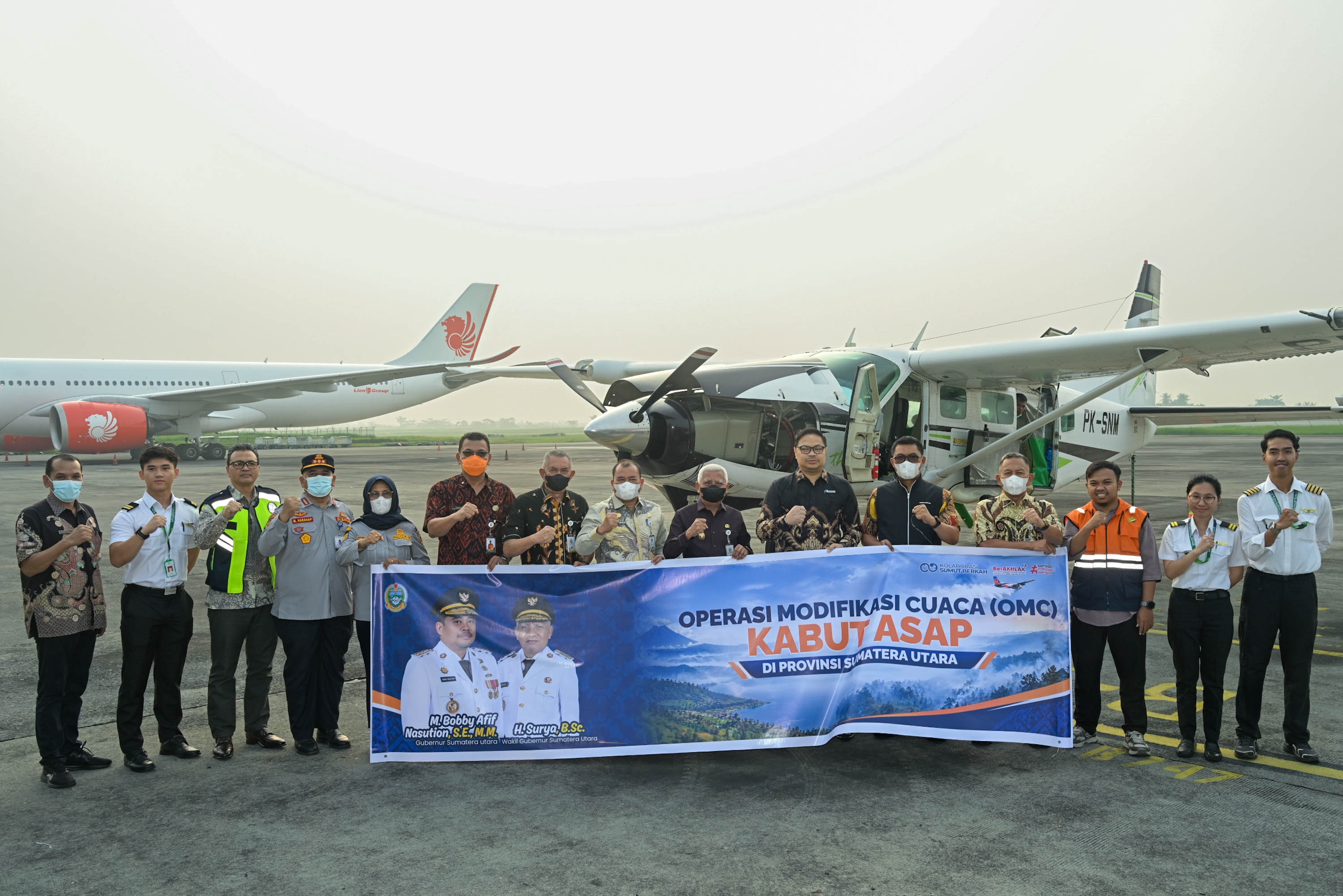 metrodeli/istimewa 0MC: Wakil Gubernur Sumut, Surya melepas Pesawat Cessna Caravan dalam rangka Operasi Modifikasi Cuaca (OMC) Guna Menangani Asap Akibat Kebakaran Hutan dan Lahan (Karhutla) di Terminal Kargo Bandara Internasional Kualanamu, Kabupaten Deliserdang, Jumat 16 Oktober 2026. Operasi ini menggunakan metode menaburkan bahan semai Natrium Klorida (NaCl) di atas awan.