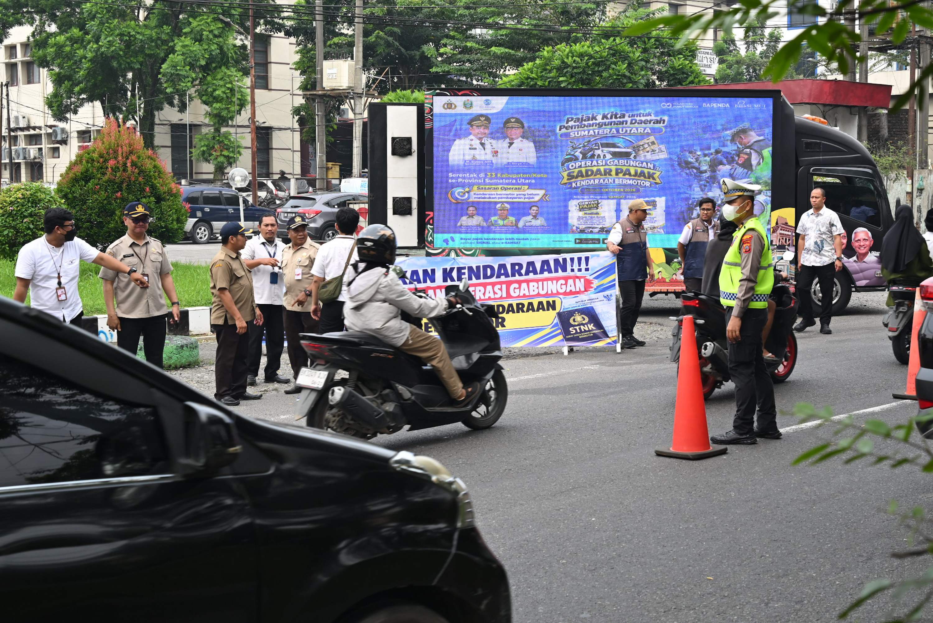 metrodeli/istimewa OPERASI GABUNGAN : Bapenda Sumut kembali menggelar Operasi Gabungan Sadar Pajak Kendaraan Bermotor di Jalan Abdul Haris Nasution, Medan, Rabu 21 Oktober 2026.