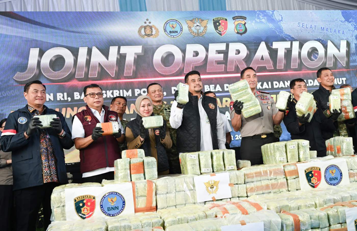 metrodeli/istimewa PRESS CONFERENCE : Gubernur Sumatera Utara (Sumut) menghadiri Press Conference bersama Kapolri Jenderal Polisi Suyudi Ario Seto dalam rangka Pengungkapan 1,16 Ton Narkoba Jenis Ketamine di Perairan Selat Malaka dan dilanjutkan Deklarasi Polisi bersama Masyarakat Sumut Tolak Narkoba di Terminal Bandar Deli Belawan Kota Medan, Jumat 23 Oktober 2026.