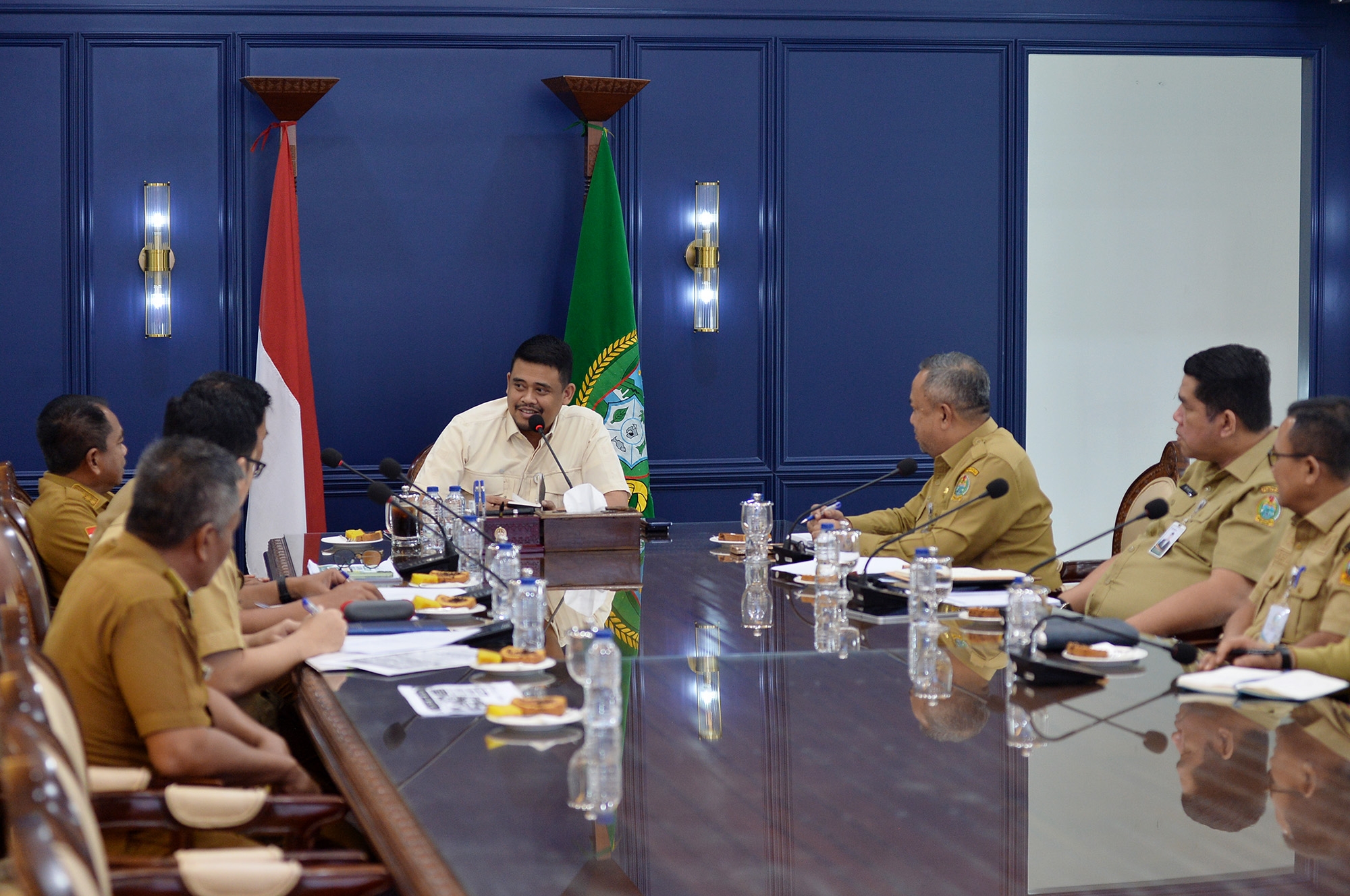 metrodeli/istimewa PAPARAN : Gubernur Sumatera Utara (Sumut) Bobby Nasution mendengarkan paparan dan presentasi dari para calon nominasi pemenang Kampung Kreatif Sumut Berkah (KKSB) Tahun 2026 di Ruang Rapat Lantai 10 Kantor Gubernur Sumut Jalan Diponegoro Kota Medan, Senin 26 Oktober 2026.