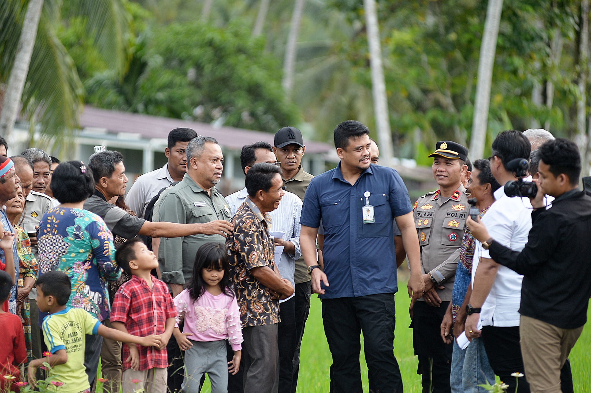 metrodeli/istimewa TINJAU : Gubernur Sumatera Utara (Sumut) Bobby Nasution meninjau Jaringan Irigasi Afia di Desa Nazalou Lolowua Kota Gunungsitoli, Kamis 29 Oktober 2026. Jaringan Irigasi tersebut merupakan anggaran dari Bantuan Keuangan Provinsi (BKP) Sumut yang bertujuan untuk meningkatkan produktivitas pertanian dan ketersediaan air bagi warga.
