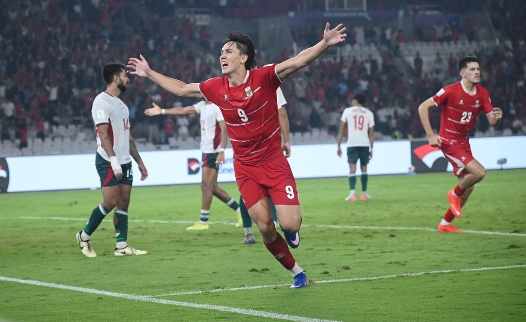 metrodeli/istimewa RAYAKAN: Mitchell Baker merayakan gol dalam laga FIFA ASEAN Cup 2026 Timnas Indonesia vs Bangladesh yang digelar di Stadion Utama Gelora Bung Karno, Kamis 1 Oktober 2026.(KOMPAS.com/Adik Nursalam)