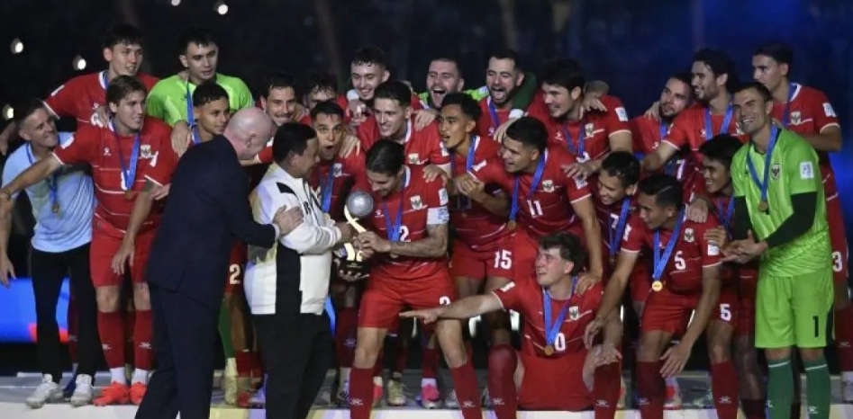 metrodeli/istimewa SERAHKAN PIALA: Presiden Prabowo Subianto (kedua kiri depan) didampingi Presiden FIFA Gianni Infantino (kiri depan) menyerahkan piala kepada pesepak bola Timnas Indonesia usai final FIFA ASEAN Cup 2026 di Stadion Utama Gelora Bung Karno (SUGBK), Senayan, Jakarta, Senin 5 Oktober 2026. Indonesia juara setelah mengalahkan Thailand lewat adu penalti dengan skor 4-2. ANTARA FOTO/Rivan Awal Lingga/Lmo/rwa.